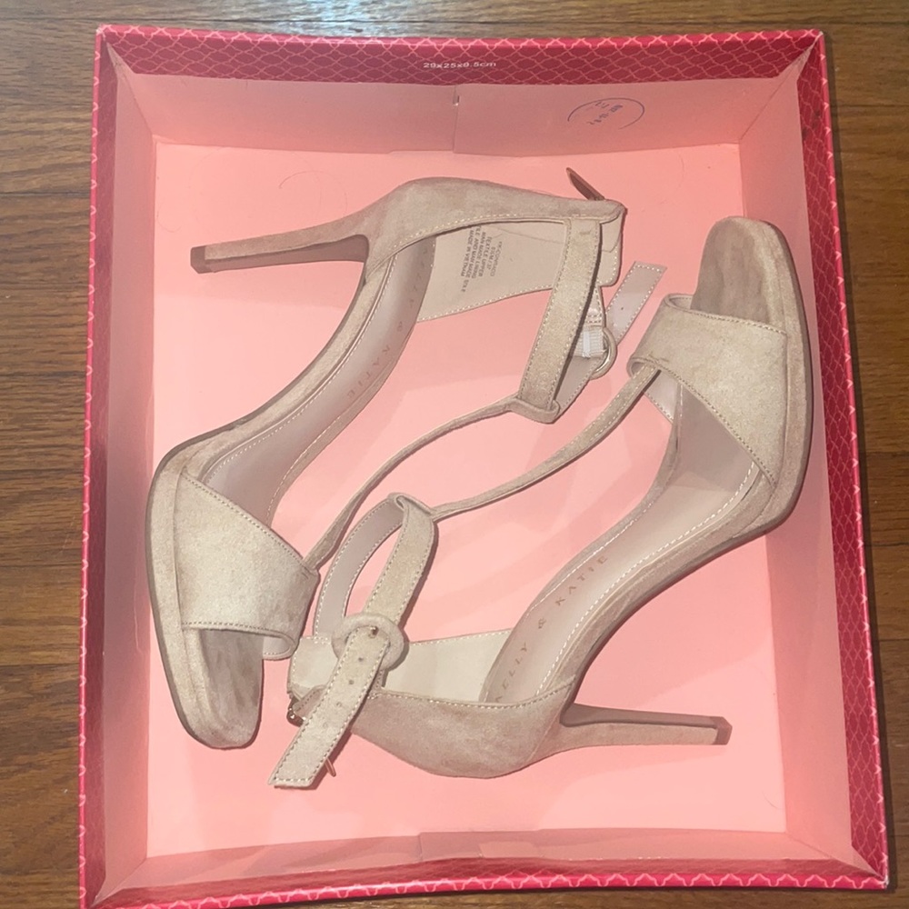 Women’s Nude Suede Heels-Size 6.5